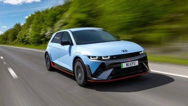Спортното подразделение N на Hyundai преобърна представите за електрическите хот-хечове. Ioniq 5 N симулира 8-степенна DCT кутия чрез софтуерно прекъсване на въртящия момент, пера зад волана и реалистичен звук от бензинов мотор. Резултатът е неподправено удоволствие от шофирането, което вече се пренася в Kia EV6 GT, моделите на Genesis и Ioniq 6 N.
